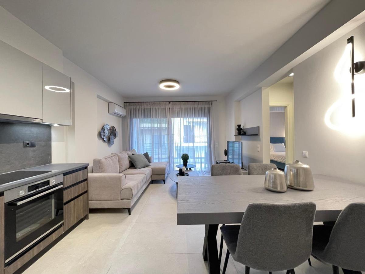 Gleaming Apartments Near Athens Metro Mall Bagian luar foto